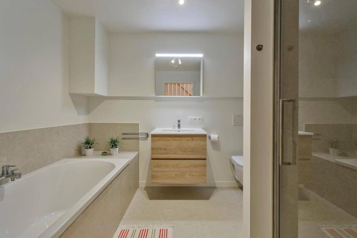 Huswell - Stunning Apartment At The Beachfront Of Де Хаан Екстериор снимка