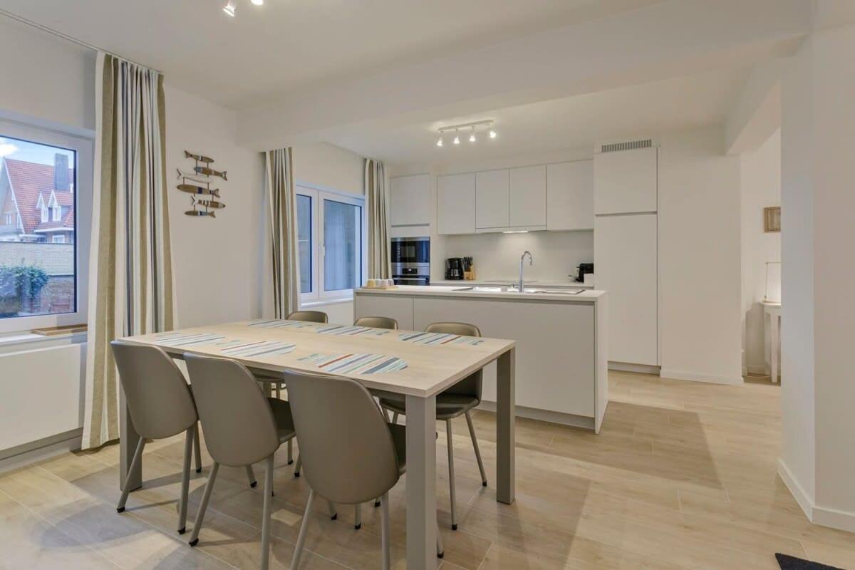 Huswell - Stunning Apartment At The Beachfront Of Де Хаан Екстериор снимка